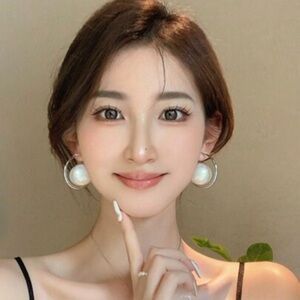 Pearl Hoop Earrings! Excellent Condition!